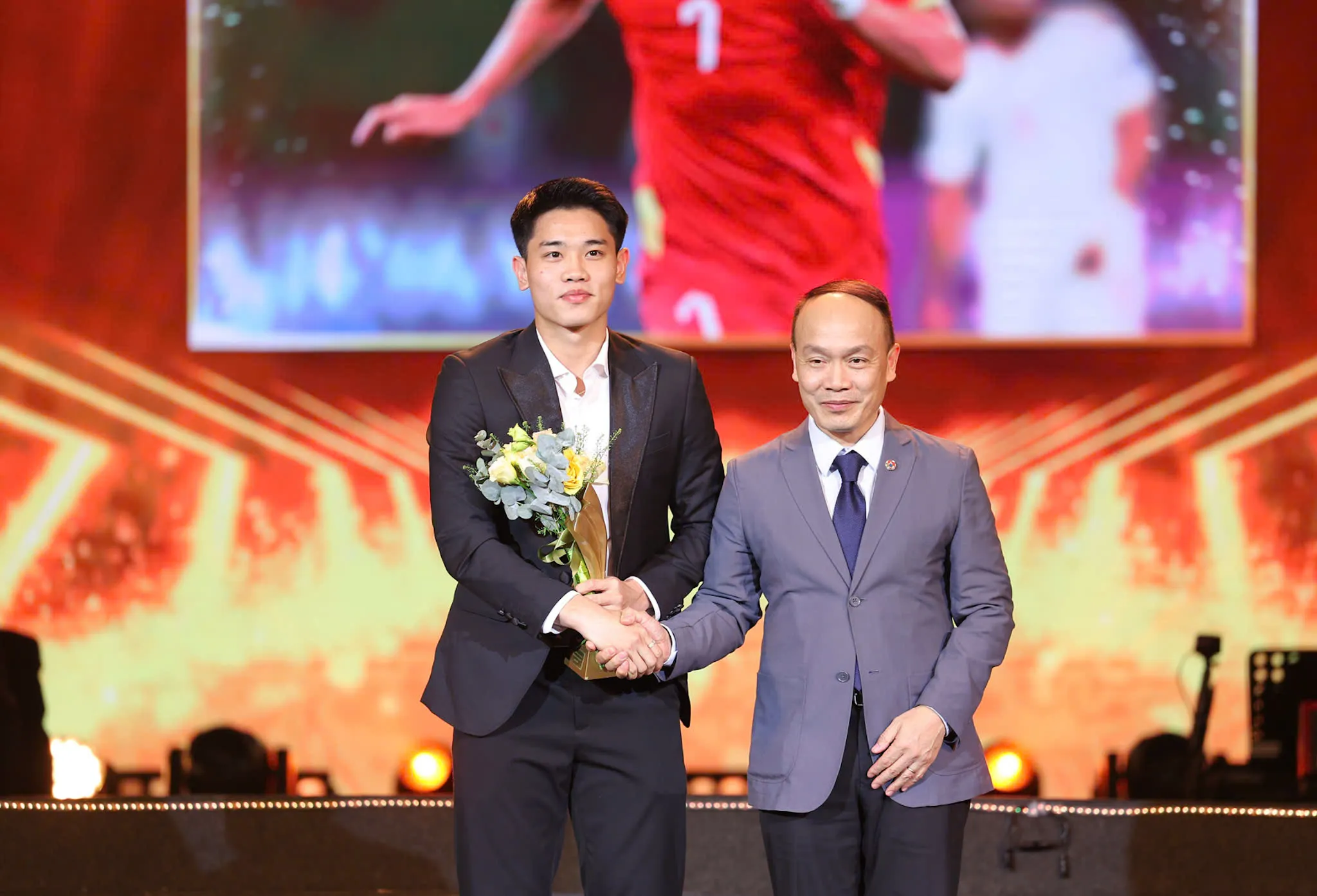 Đình Bắc được vinh danh - Ảnh: VFF 